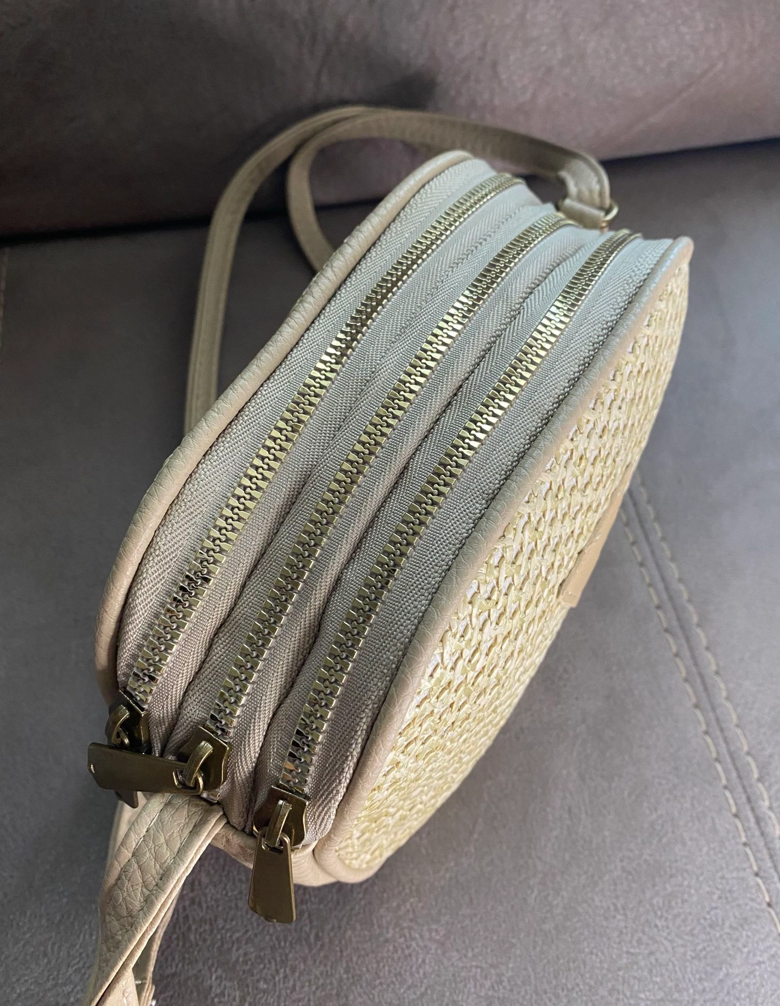 Kleine schoudertas van raffia en kunstleer beige – photo 8